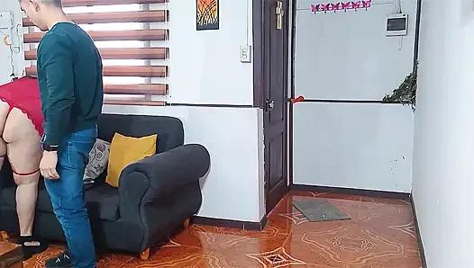 Pizzacı Adam Seksten Memnun Olmayan Azgın Iri Güzel Kadın Müşterisini Gavat Kocasıyla Sikiyor