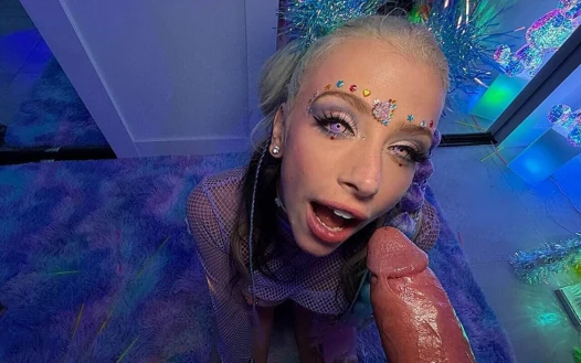 Kensie Snow Richard'ın yüzüne oturuyor ve her pozisyonunda dölleniyor
