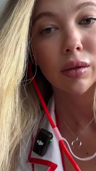 Gerçekten ambulans mısın? Seksi doktor bir hastayı baştan çıkarıyor | Klip 1
