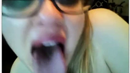 Azgın sarışın sohbette ağzına boşalmak istiyor