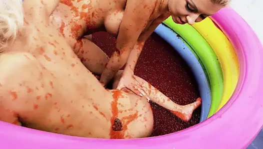 Sarışın sürtük kızın onu parmakla sikmesi için bacaklarını geniş açıyor