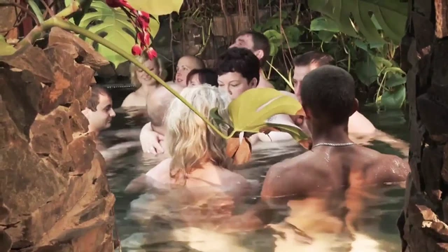 Sevimli genç çift havuzda oyun oynuyor