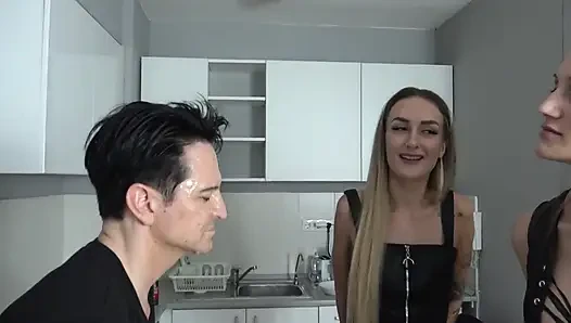 Dev kadın tükürerek aşağılama!