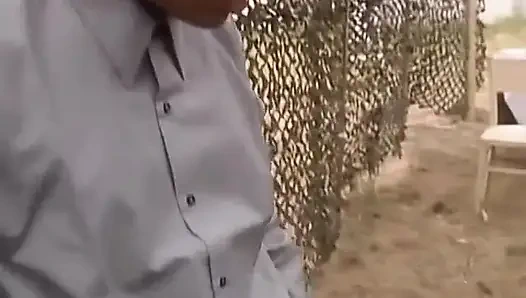 Büyük göğüslü asker, bir general tarafından sapık bir pislikle sevişiyor