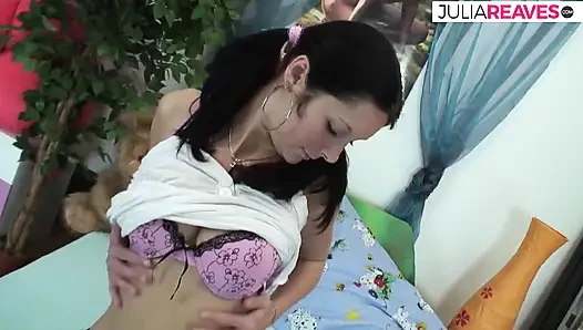 Bebek gibi kız büyük bir yarağa sert binmeden önce amını parmaklıyor