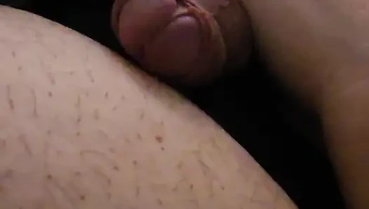 Üvey anne kız arkadaşı sikini elle sikerken üvey oğlunun yarağının boşalmasını görmek istiyor