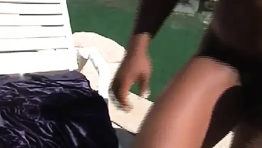 Büyük memeli sarışın tıknaz orta yaşlı seksi kadın açık havada büyük siyah yarakla sikiliyor