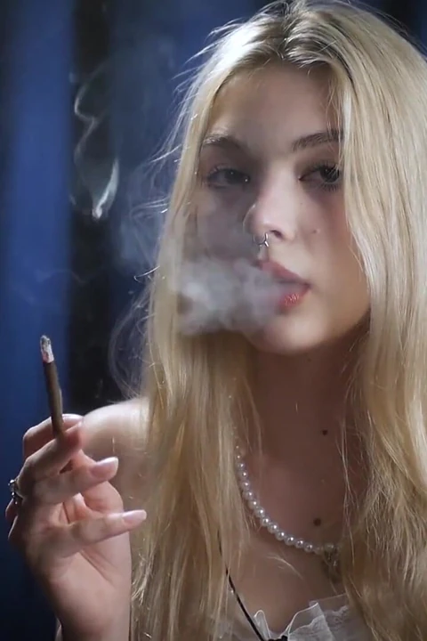 Sarışın hatun tamamen beyaz sigara içiyor