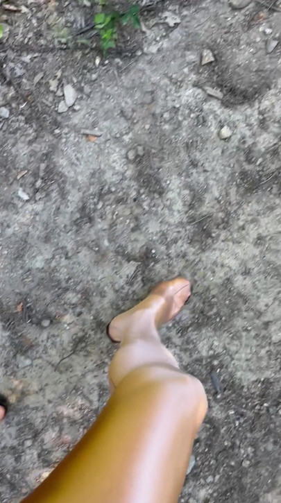 Parlak çorap ve yüksek topuklu ayakkabılarla ormanda yürümek