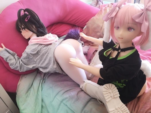 İki mini seks bebeği birbirlerinin amlarını yalıyor