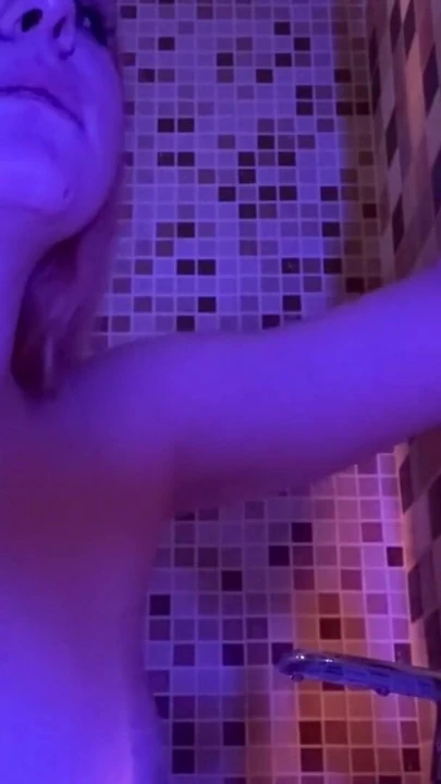 18 yaşındaki Montanasvibe'nin duşta güzel ve sert seksi | Klip 1
