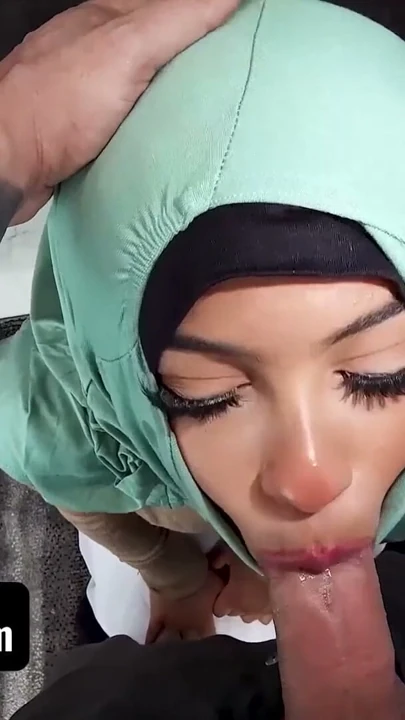 Utangaç orta doğulu evli kadın kocasını tatmin etmeyle ilgili ilk şeyi bilmiyor ve öğrenmek zorunda | Klip 1