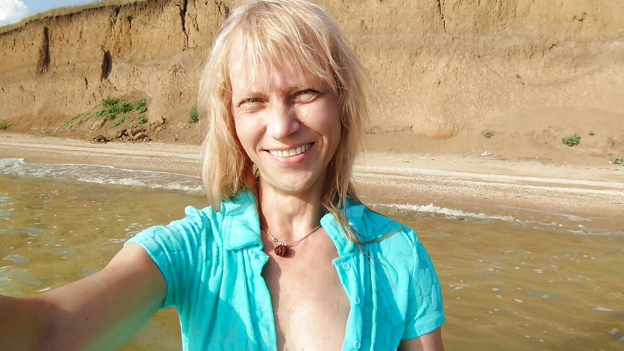 Alexa kozmik trans kız ilk kez denizde teal kombi elbisesi içinde yüziyor