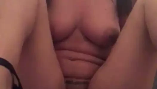 Geile Ficke fickt ihr Maul tief mit Schminkpinsel!