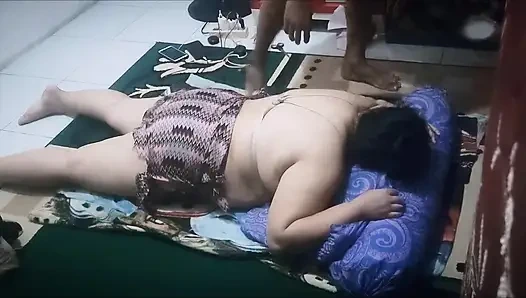 Kilolu dul kadın masaj sırasında azıyor