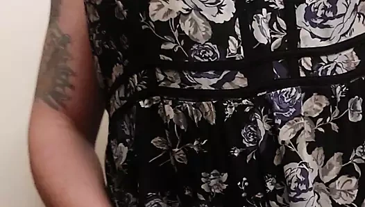 Karımın kıyafetlerini giyiyor ve cumming