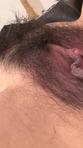 Волнующий момент из "Теперь беременная, незнакомец взрыв спермы в моей тугой волосатой киске"