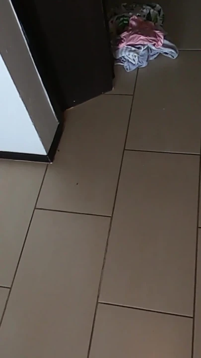 Islak amcıkla tatilde uyandım ve külotumu sırılsıklam etti. Onları birinin bulması için göz önüne koydum