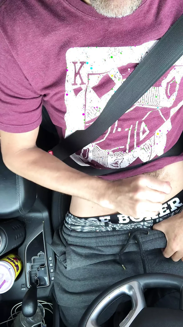 Kayalık sert horozumdan kalın bir yük ovmak için yolculuk sırasında arabayı kenara çektim