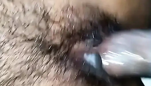 İnleyen Nepalli yenge evde kocasının önünde sikişiyor