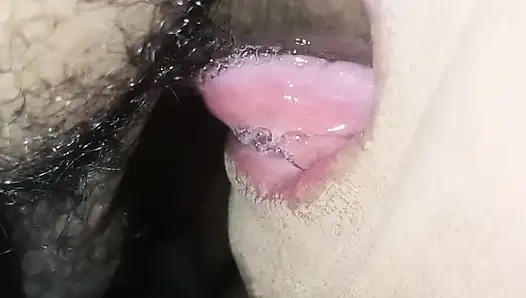 Penisini boğazından çıkarmadan emdi, sadece tamamen yumuşakken durdu.