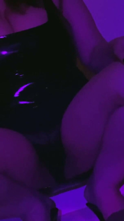 Gerçek ev hanımı lateks seksi kısa elbise ve yüksek topuklu ayakkabılarla cyberpunk striptizci oluyor baştan çıkarıyor | Klip 2