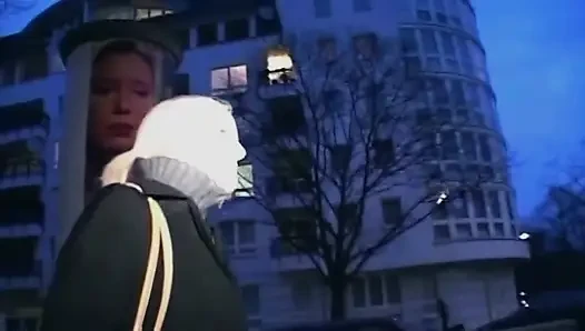 Sarışın kadının vücuduna taze döl yayıyor