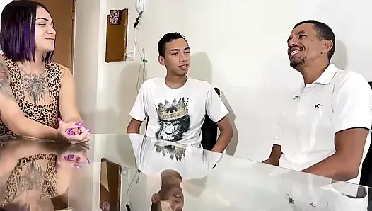 Baba üvey oğlunun kız arkadaşını onunla sikiyor