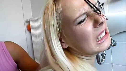 Sevimli sarışın bebek ağzını cezalandırıyor