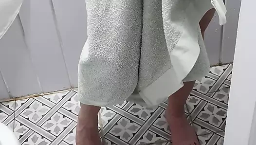 Üvey oğul üvey annesini banyoda amını yıkarken çıplak yakaladı