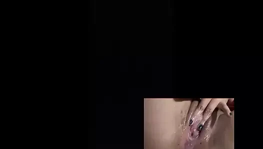 listening to my housemates Nakikinig sa kantotan ng kasama ko sa bahay