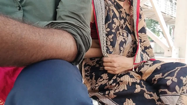 railway station par bhabhi ko sex chda