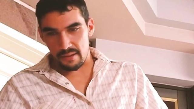 Delik sahnemi sik- 2_a kaslı latin adam arkadaşını götten sikiyor