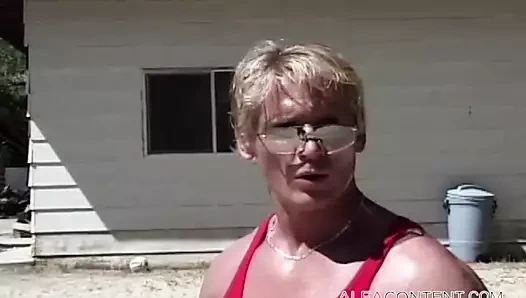 İki sıcak orospular güneşli bir günde sikmeyi seviyor