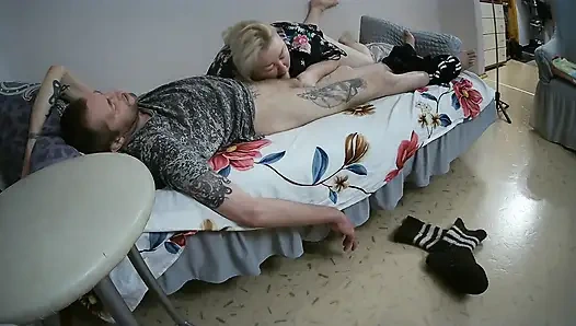 Kız arkadaş sakso çekiyor ve döl yutuyor