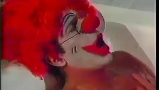 Harika götlü seksi esmer kadın palyaçodan domalarak sikişmeyi seviyor