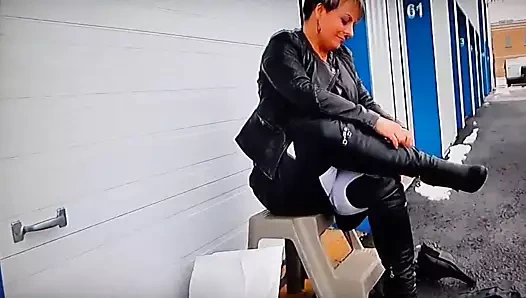 Mistress test ses nouvelles bottes