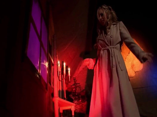 Sert kaltaklar büyük götlü ve büyük memeli orta yaşlı 2_blonde kadın şantiyede iki işçiyle üçlü seks yapıyor