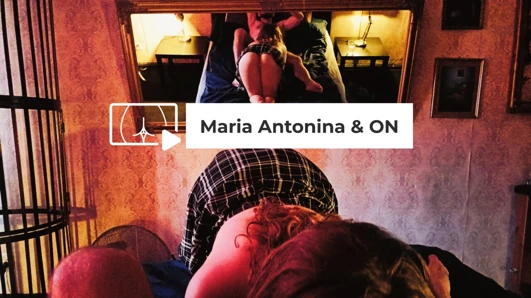 Sikişen kaltak ustasının sert yarağını ağzına alıyor