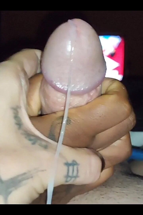 Dövmeli siyah kadının yardımıyla çok fazla sperm yalayana kadar çift elle mastürbasyon