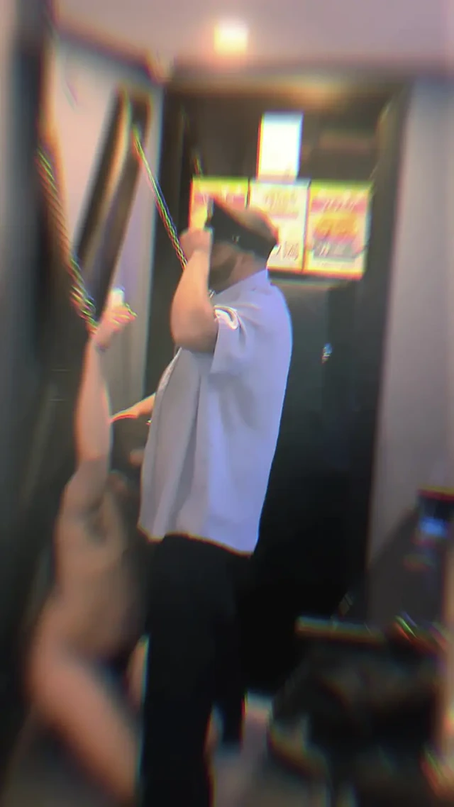 Kelepçeli ve test edilmiş - ayı polis gutpunch seansı