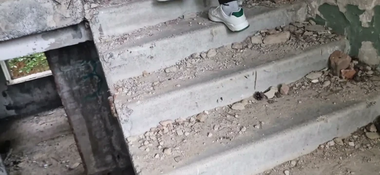 Terk edilmiş bir fabrikada genç bir sikici babasıyla tanıştı ve gelene kadar deliklerini sert sikti