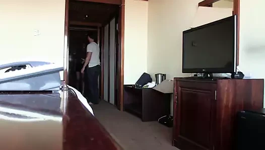 Dudakları o büyük beyaz horozu memnun etmek için yapıldı