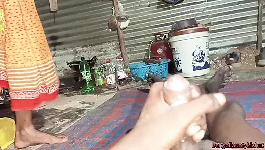 Çok seksi Hintli teyze çılgın sikişiyor ateşli kali chut din mein teyze ko chud diya