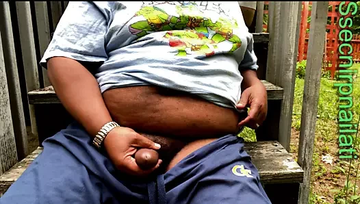 Ssecnirpnailati tmnt gömlekli dışarıda mastürbasyon yapıyor.