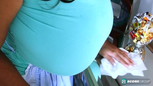 Dünyanın en büyük sütyenli hizmetçisi