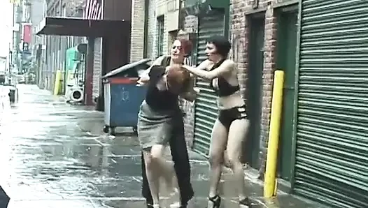 Azgın dominatrix hatunlar meme uçlarını kenetlerken büyük memeli sürtüğü buluyor - (videoda müzikten başka ses yok)