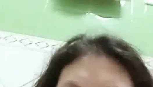 O banyo yaparken benimle görüntülü seks görüşmesi