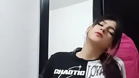 İri göğüslü komşumu buldum ve onu sikişmeye davet ettim