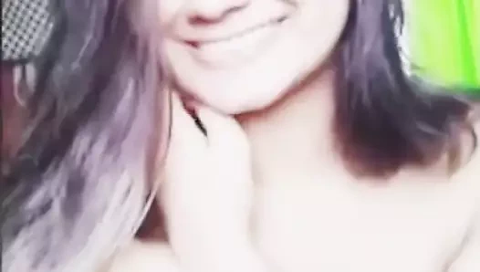 sevimli kız ortaya çıkarır